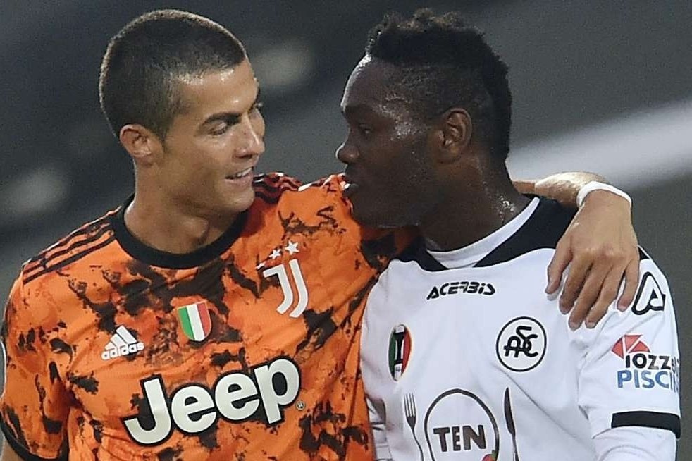Ronaldo co cu chi khien cau thu Spezia bi soc hinh anh