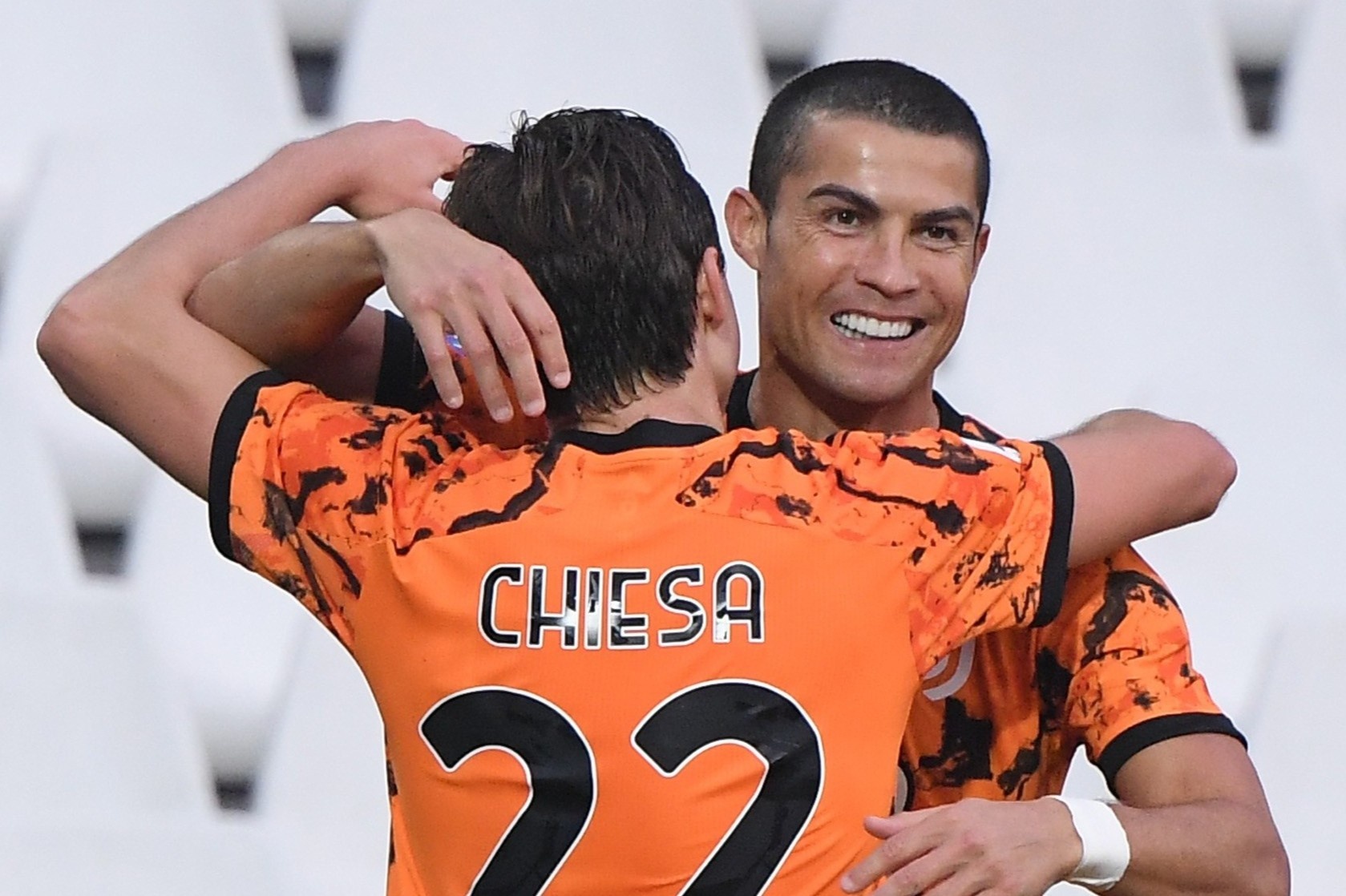 Chuyen giao quyen luc giua Ronaldo va Chiesa hinh anh