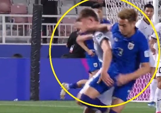 Theerathon lai giat cui cho vao mat doi thu hinh anh