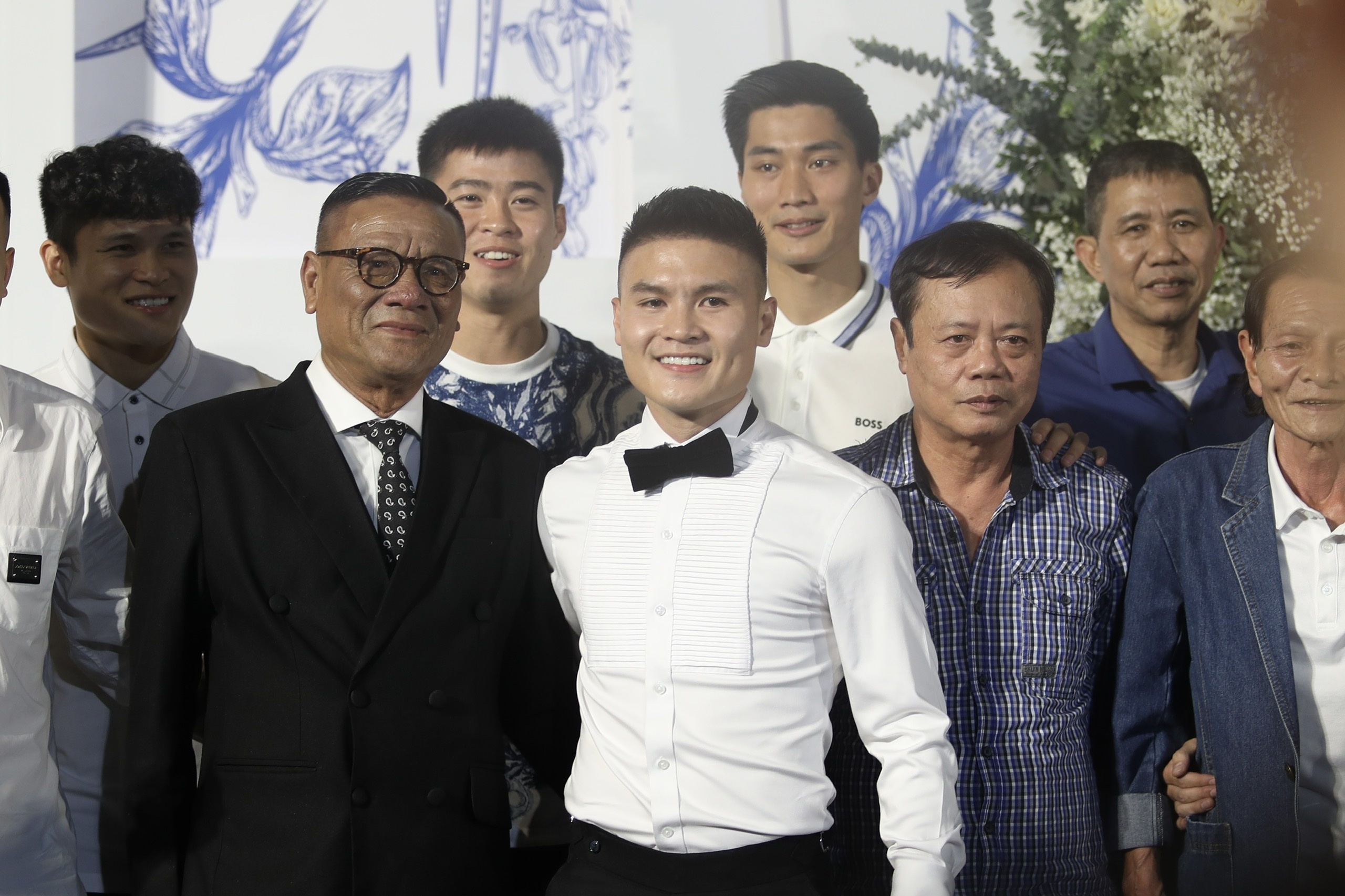 Dan sao bong da du le cuoi Quang Hai hinh anh