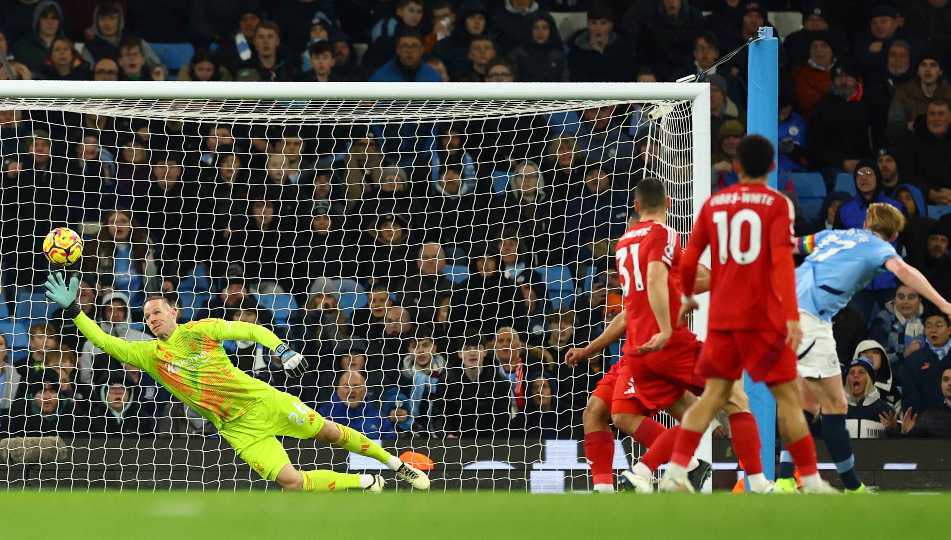 Man City dau Nottingham anh 4