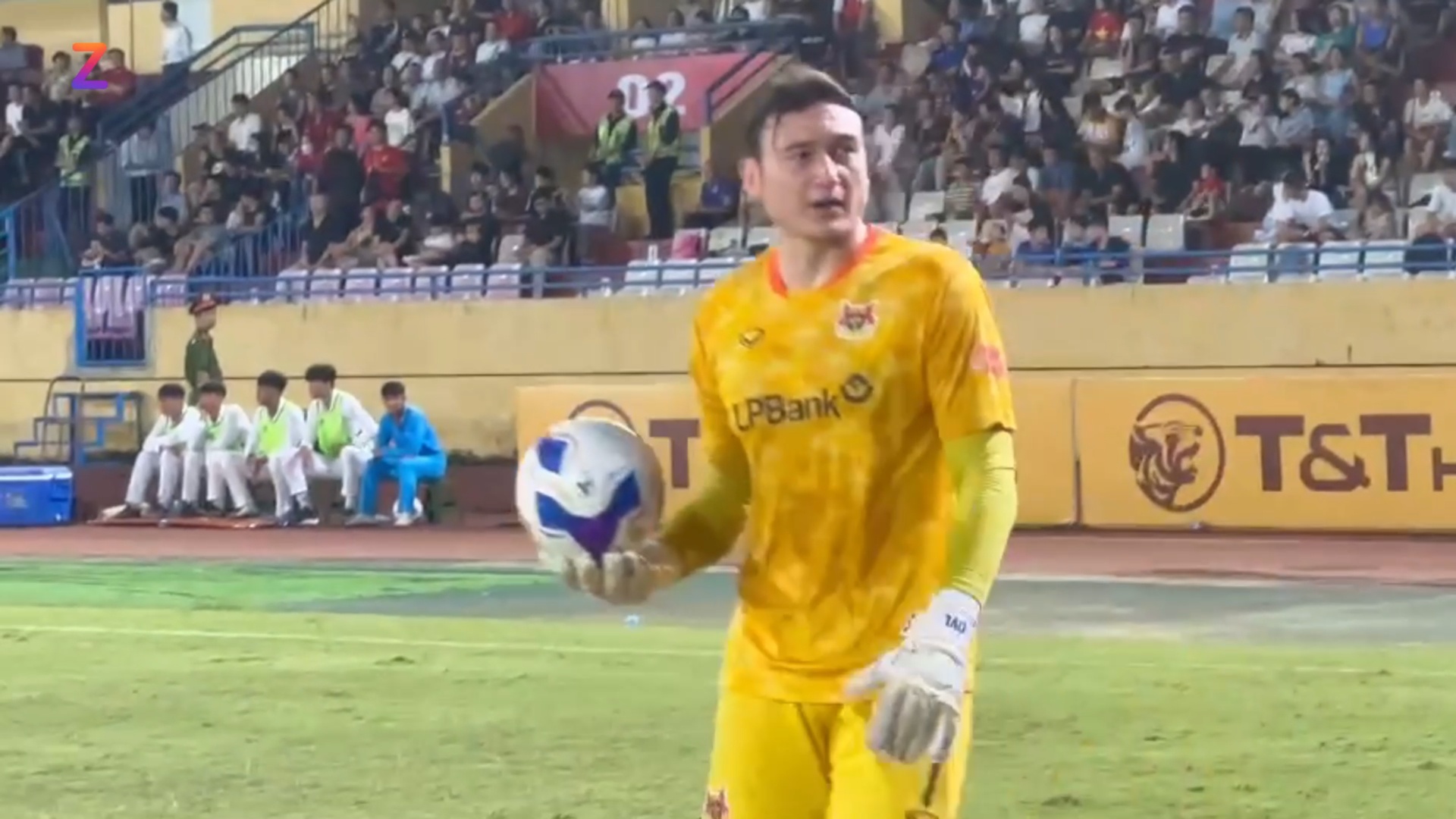 Van Lam hoi gio phong vien trong tran gap CLB Ha Noi hinh anh