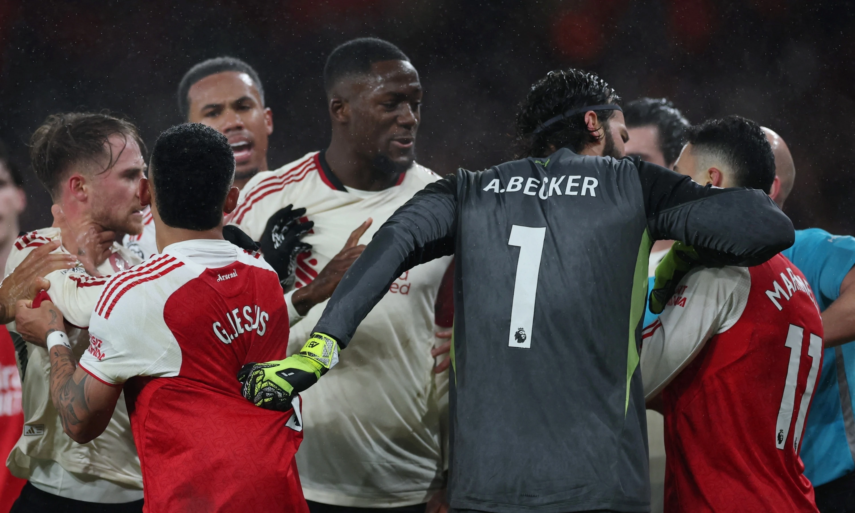 Canh hon loan trong tran Arsenal gap Liverpool hinh anh