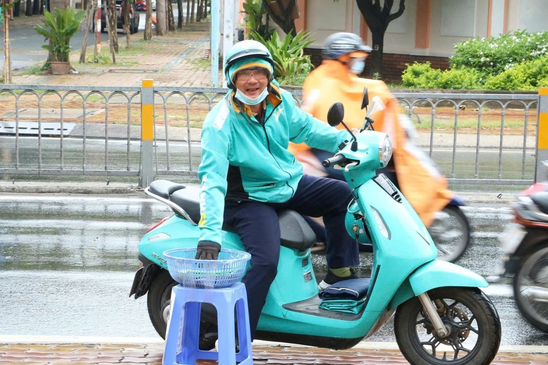 Rổ áo mưa 'ai cần cứ lấy' ấm lòng giữa mùa mưa TP.HCM