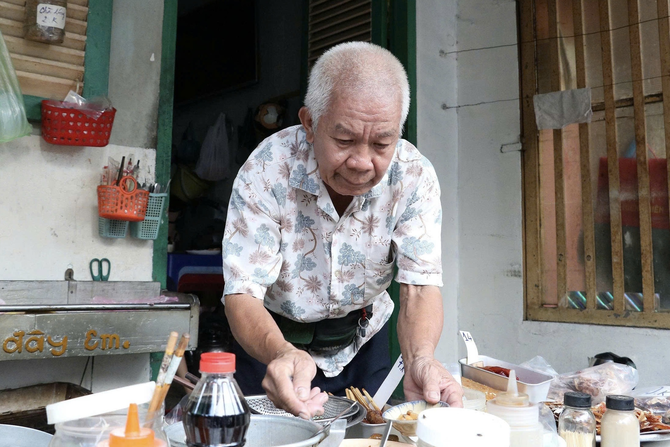 Quán cháo 2.000 đồng ở TP.HCM, 23 năm chỉ tăng giá 2 lần