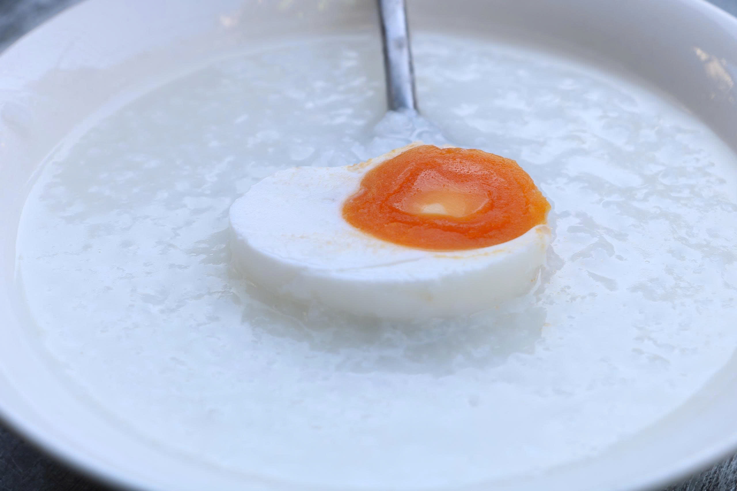 Quán cháo 'Về đây em' bán 2.000 đồng/vá giữa TP.HCM
