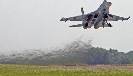 Nga dua 20 tiem kich Su-27 toi Crimea an ngu Bien Den hinh anh