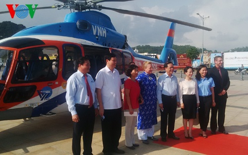 Du khach lan dau duoc tham quan vinh Ha Long bang truc thang hinh anh