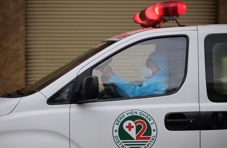 Dua nguoi than o TP.HCM di cap cuu, toi co vi pham quy dinh gian cach? hinh anh