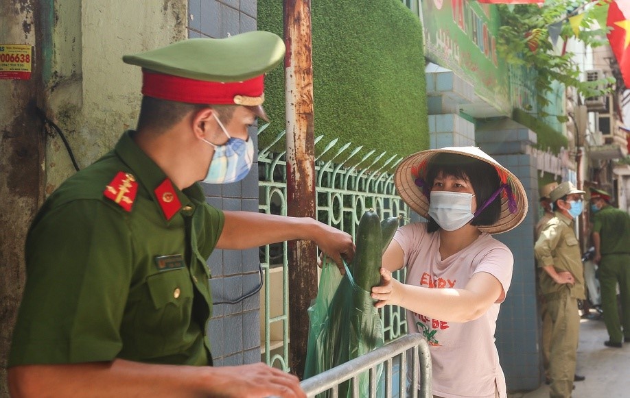 Tiep te do an cho nguoi than o khu phong toa co vi pham Chi thi 16? hinh anh