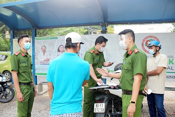 ra duong tap the duc,  vi pham chi thi 16,  cong an tinh Dong Nai,  20 nguoi bi xu phat anh 1