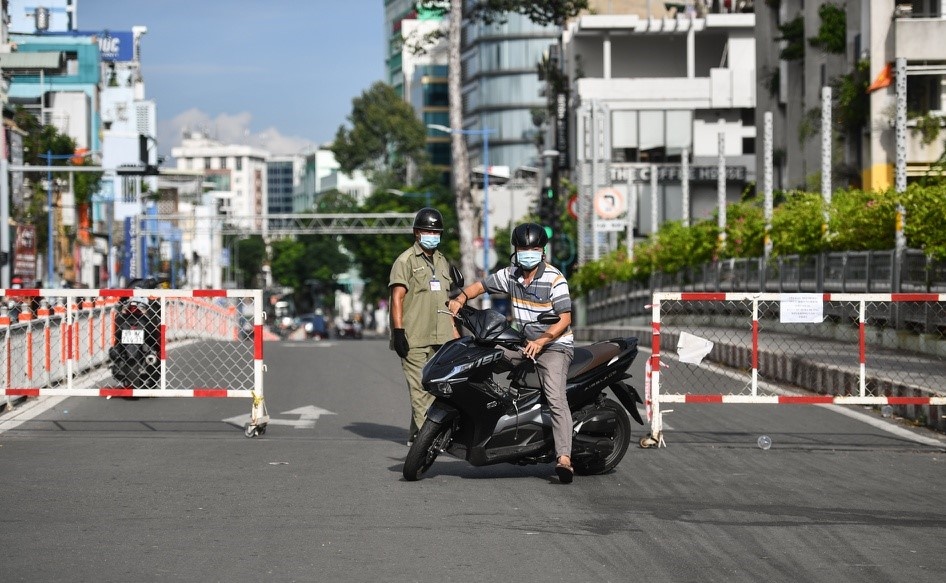 Di mua thuc pham, tien ghe tham ban om toi co vi pham Chi thi 16? hinh anh