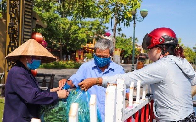 Mang thuc pham cho me bi om, toi co vi pham Chi thi 16? hinh anh