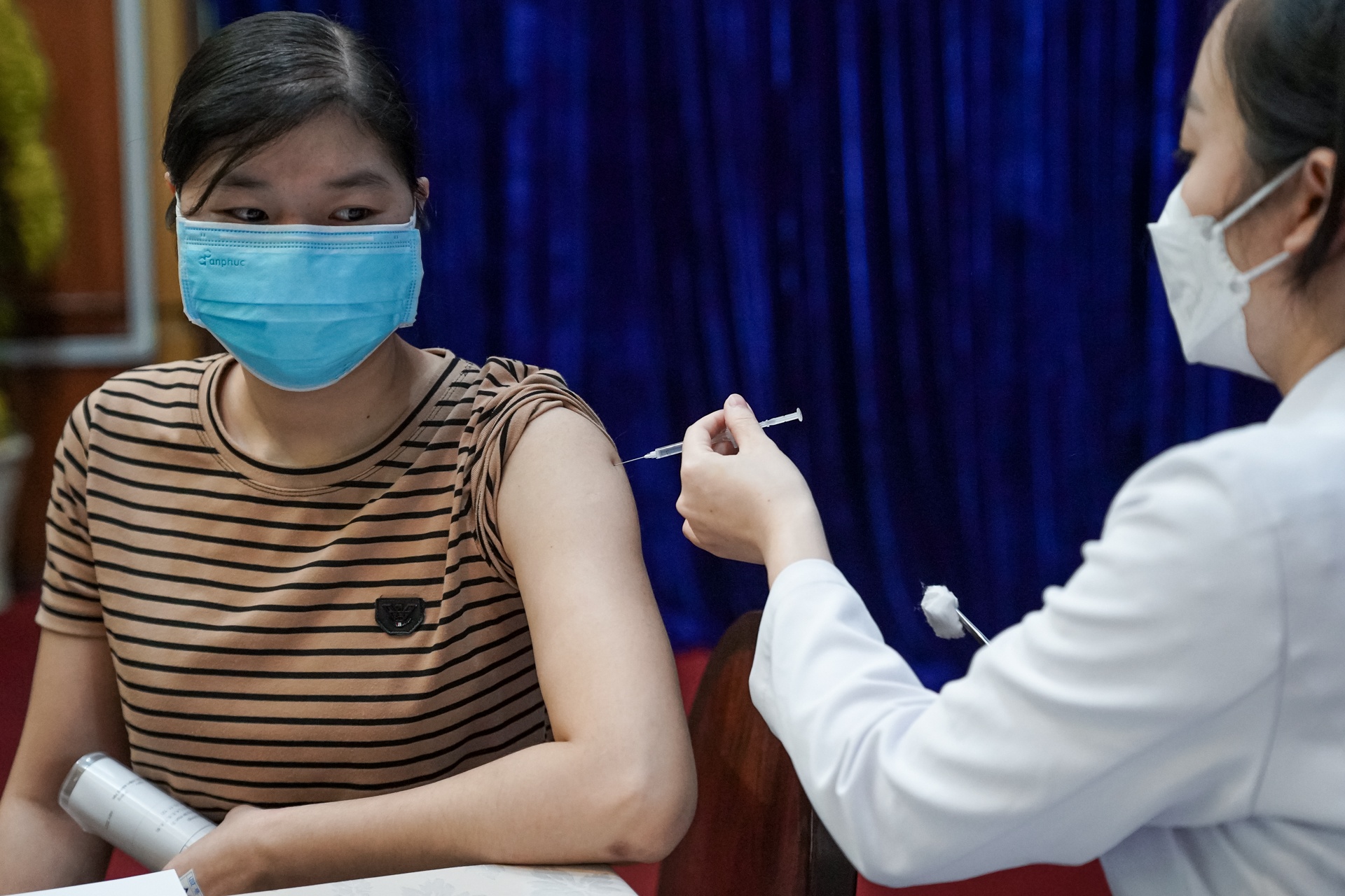 Binh Duong uu tien vaccine cho cac vung dang 'khoa chat' hinh anh