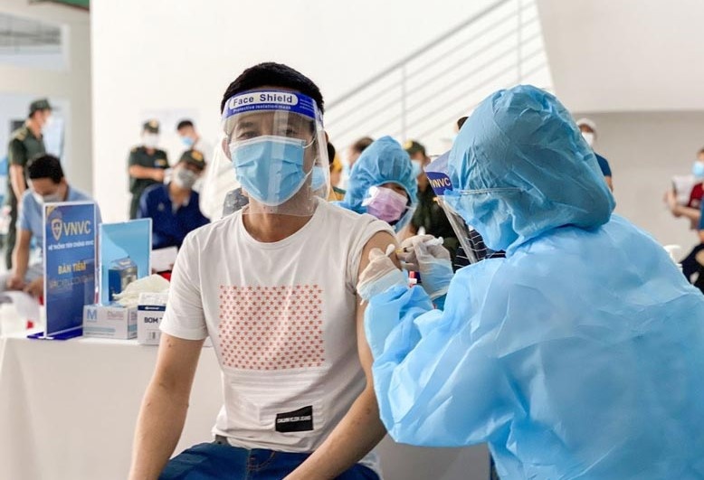 Binh Duong uu tien tiem vaccine,  vung dang 'khoa chat',  UBND tinh Binh Duong,  Nguyen Hong Chuong,  giam doc so Y te anh 1