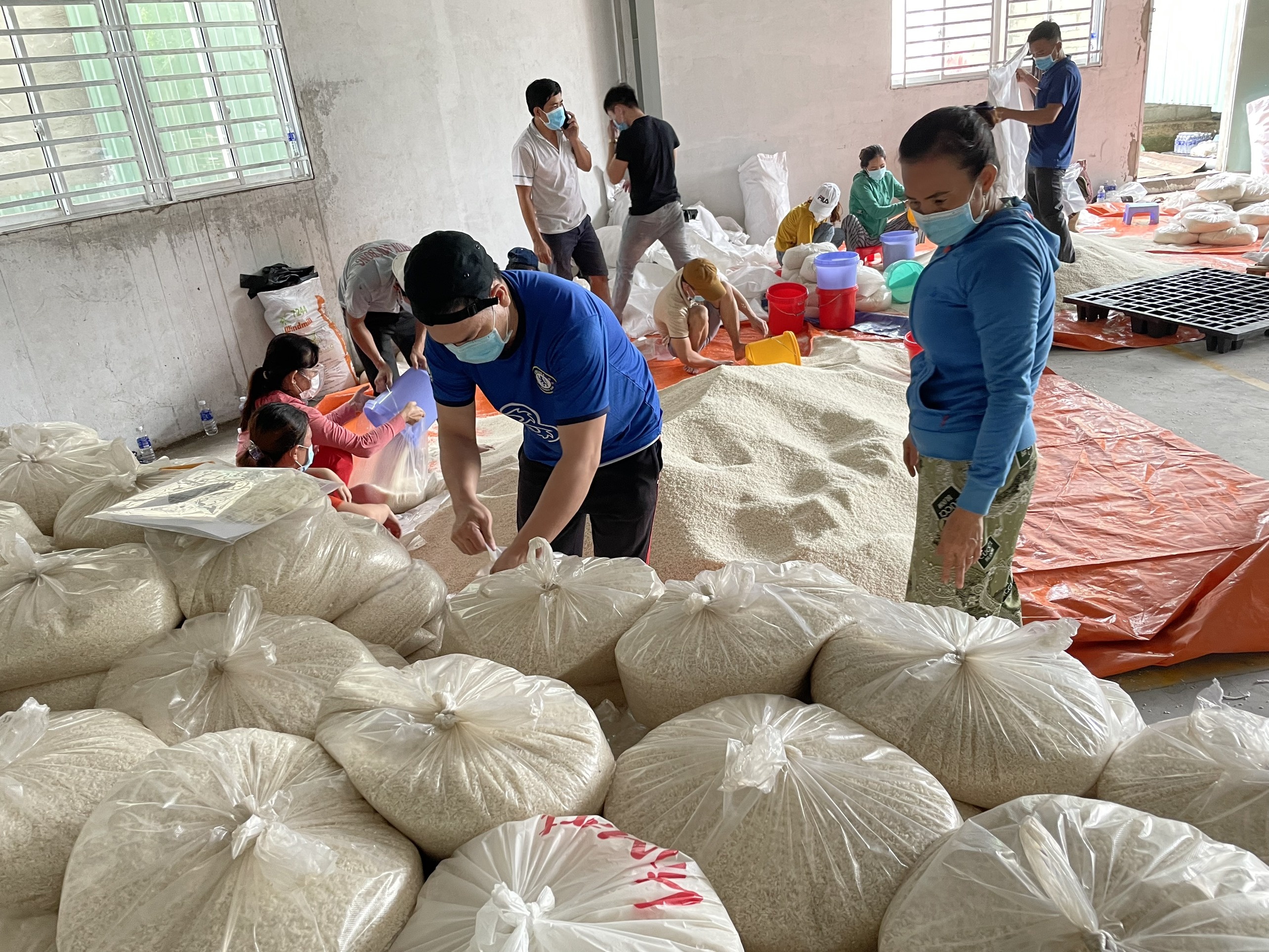 Chu tich UBND tinh Binh Duong,  Vo Van Minh,  hoan thanh giai ngan goi ho tro an sinh,  vung do dam dac,  covid-19 anh 1