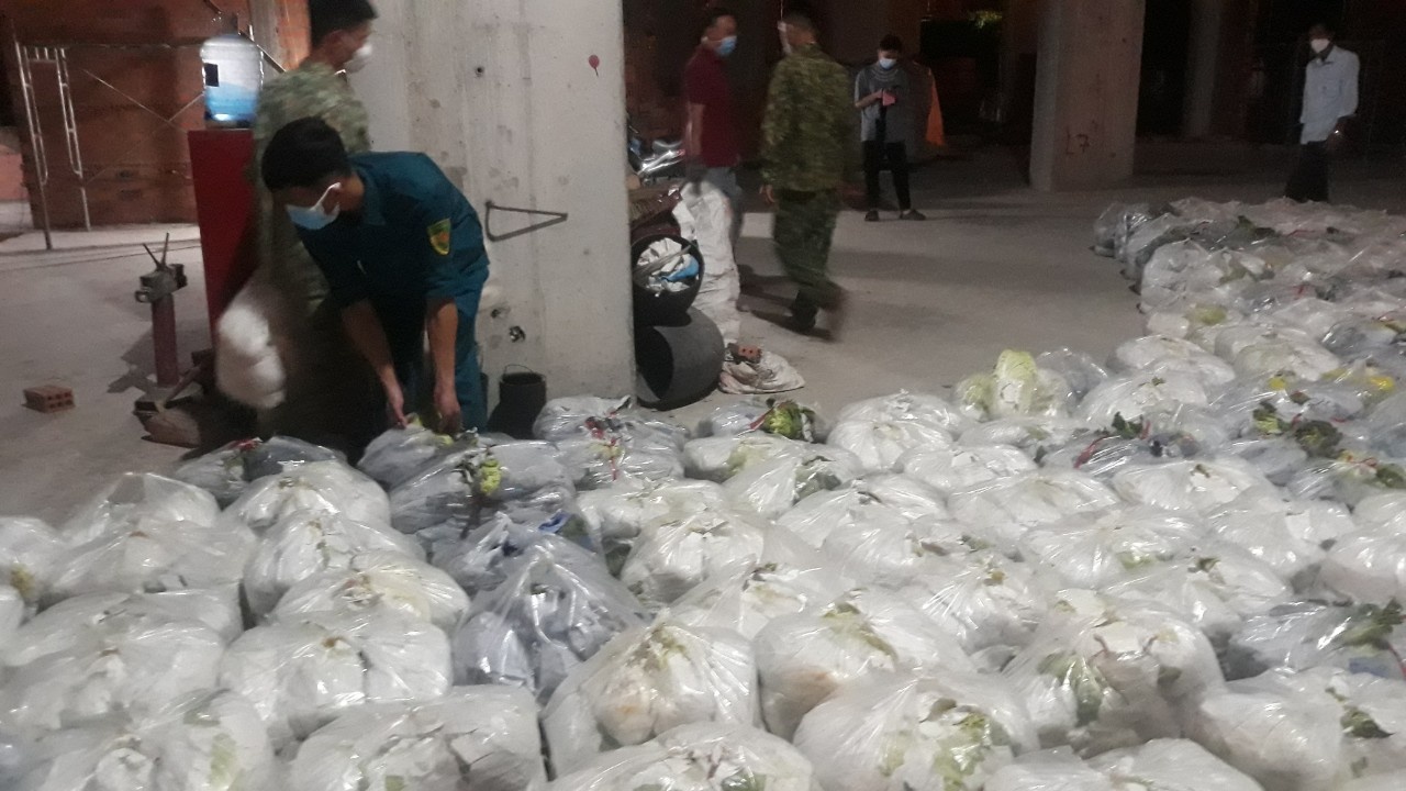 nguoi dan nhan hang cuu tro trong dem,  thi xa Tan Uyen anh 1