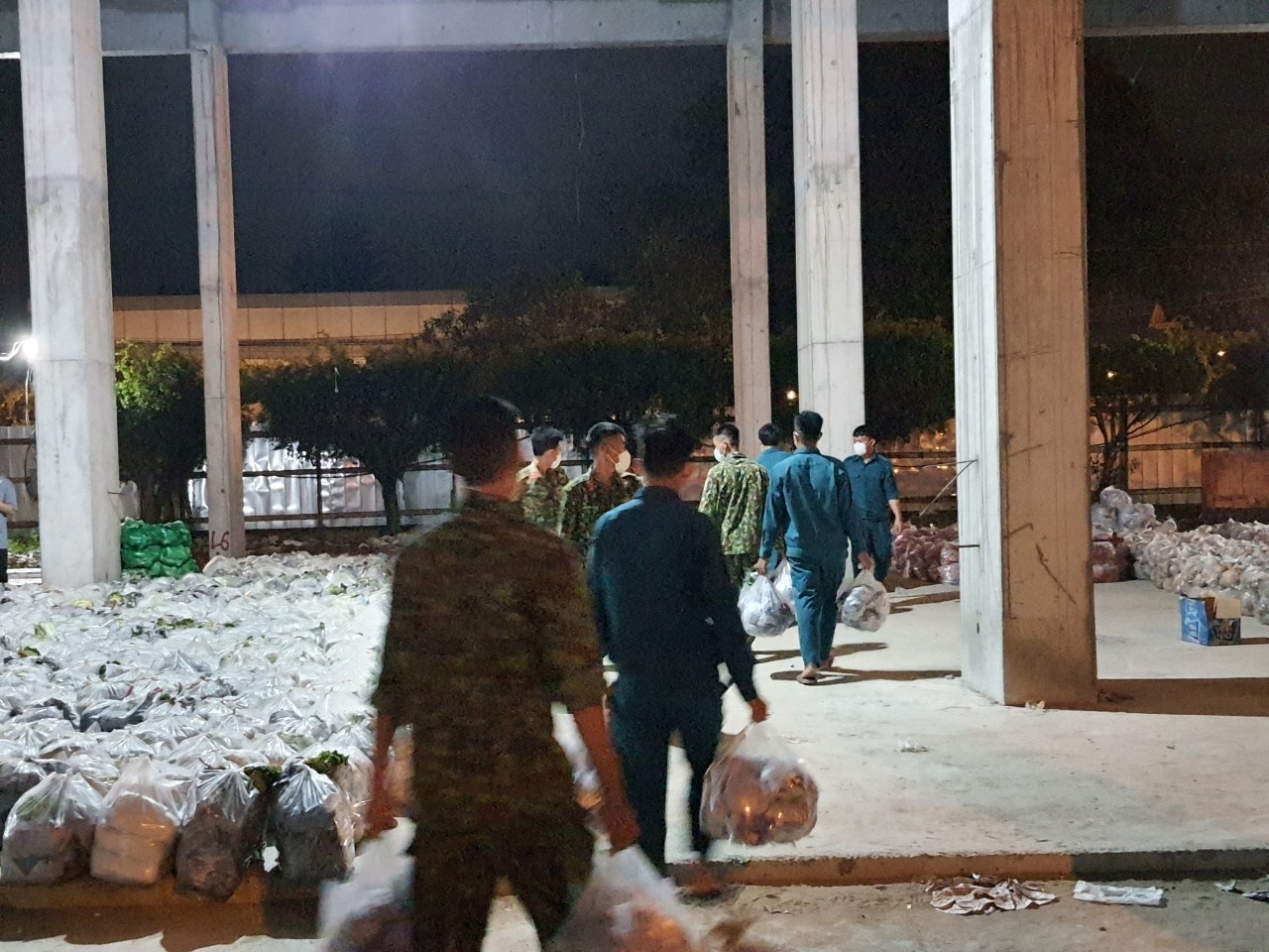 nguoi dan nhan hang cuu tro trong dem,  thi xa Tan Uyen anh 2