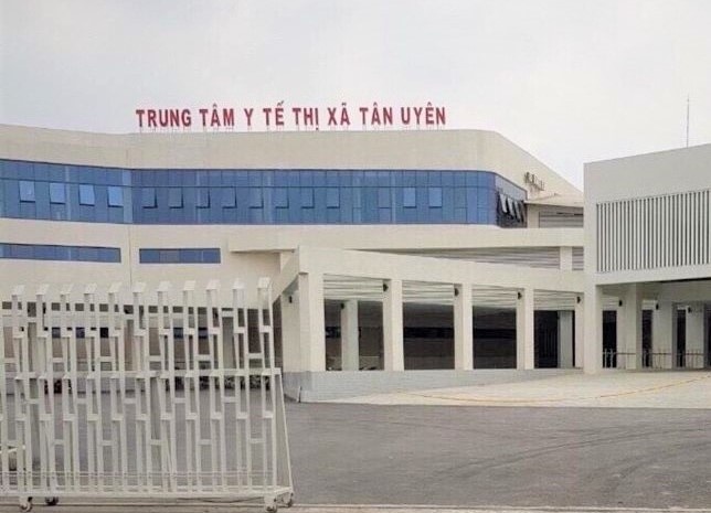 Xem xet dinh chi cong tac giam doc Trung tam Y te thi xa Tan Uyen hinh anh