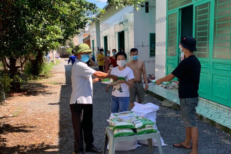Binh Duong ho tro tien,  Binh Duong ho tro thuc pham cho nguoi dan 'vung do' anh 1