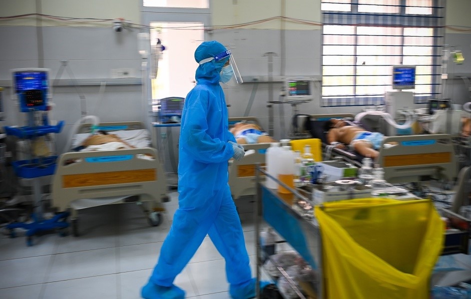 Binh Duong chuan bi nhu the nao cho kich ban 150.000 ca,  PGS.TS Nguyen Lan Hieu,  Bi thu tinh uy Binh Duong Nguyen Van Loi,  chien luoc xet nghiem,  tiem vaccine cho nguoi dan,  huy dong luc luong y bac si anh 1