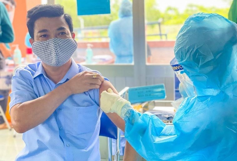 Binh Duong tiem vaccine ket hop xet nghiem,  nguoi dan vung do,  vaccine AstraZeneca anh 1