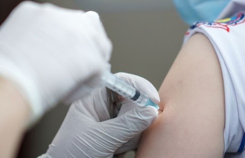 Binh Duong tiem vaccine ket hop xet nghiem sang loc 'vung do' hinh anh