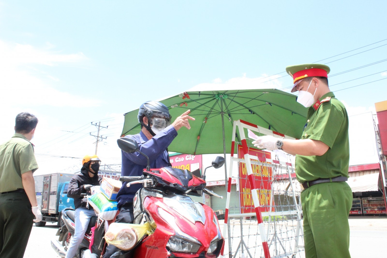 Binh Duong tam dung cap the thong hanh,  giay di duong,  UBND tinh Binh Duong,  Vo Van Minh anh 1