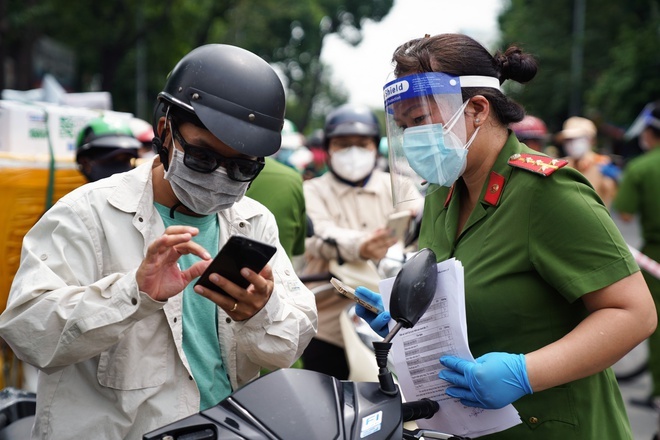 Binh Duong tinh phuong an cho phep nguoi da tiem vaccine ra duong hinh anh