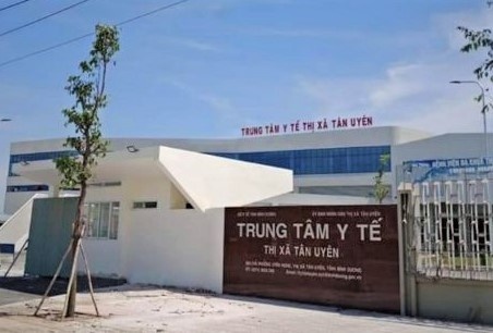 Khoi to bac si truc loi tu viec tiem vaccine hinh anh