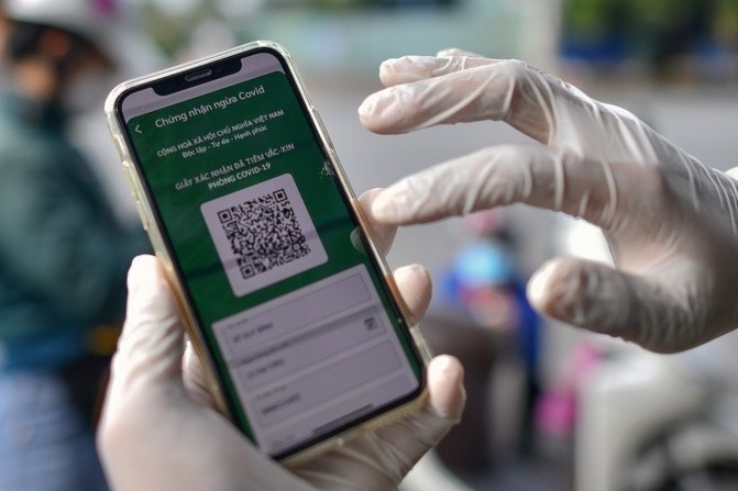 Binh Duong coi giay xac nhan tiem vaccine nhu mot phan cua the xanh hinh anh