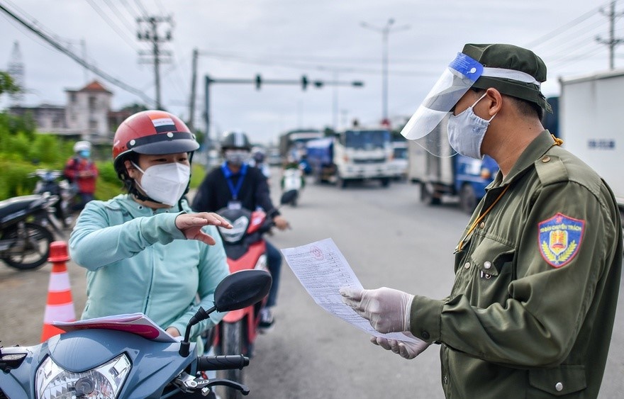 Binh Duong cho phep F0 da khoi benh duoi 6 thang duoc ra duong,  tham gia giao thong anh 1