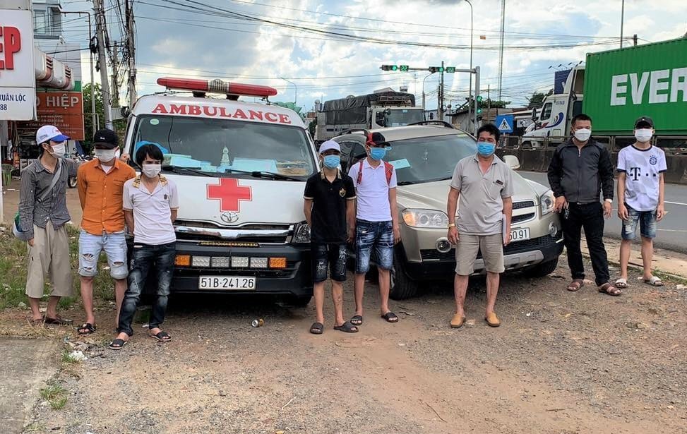 Dùng xe cấp cứu chở 6 người từ TP.HCM và Đồng Nai về quê,  đi từ vùng dịch về quê ảnh 1 Dung xe cap cuu cho 6 nguoi tu TP.HCM va Dong Nai ve que,  di tu vung dich ve que anh 1
