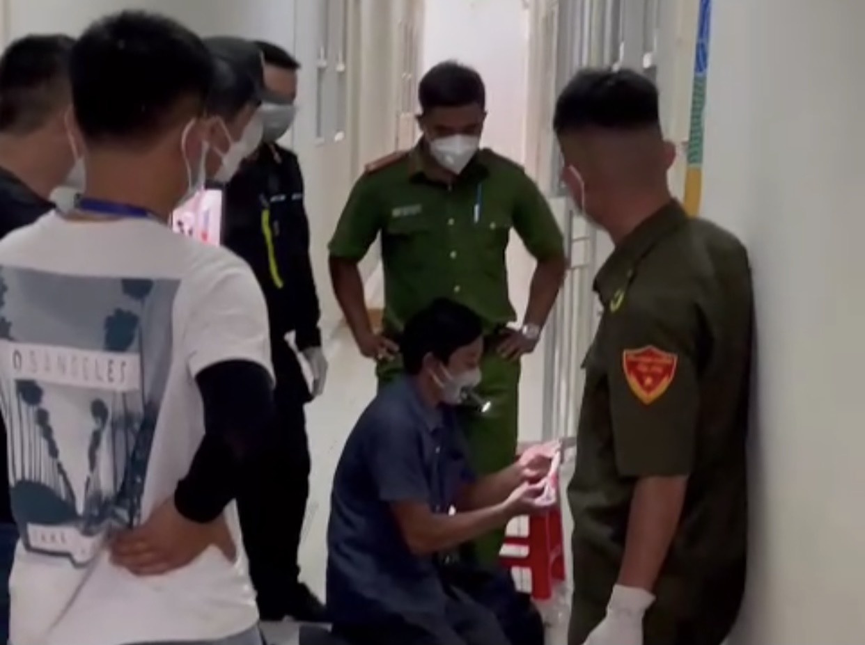 Canh sat pha cua, cuong che nguoi phu nu di xet nghiem Covid-19 hinh anh