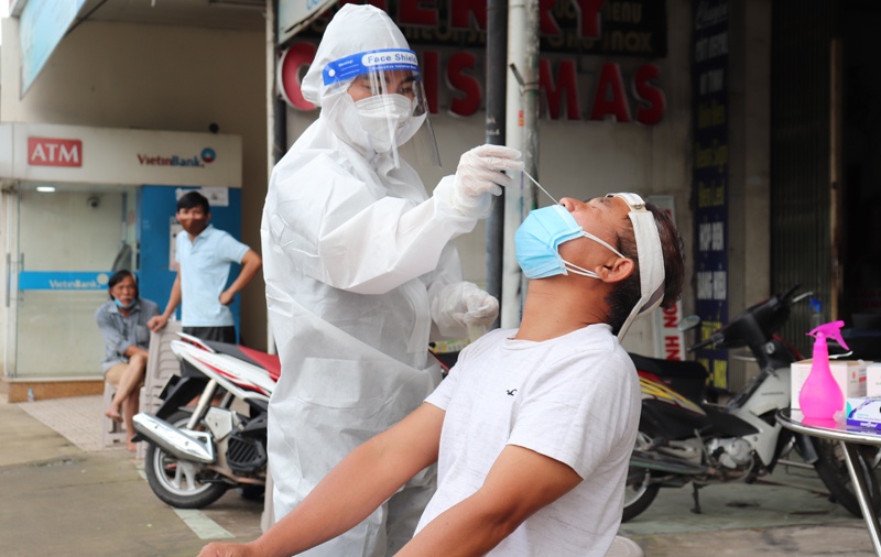 Dong Nai cam can bo khong duoc dung bao luc ep dan test Covid,  Bi thu Tinh uy Dong Nai Nguyen Hong Linh anh 1