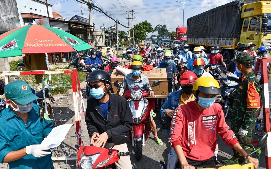 500 nguoi dinh thong chot khi bi chan lai o Binh Duong hinh anh