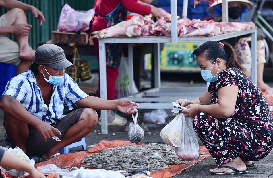 Dong Nai bo giay di duong, cho phep quan an ban mang di hinh anh