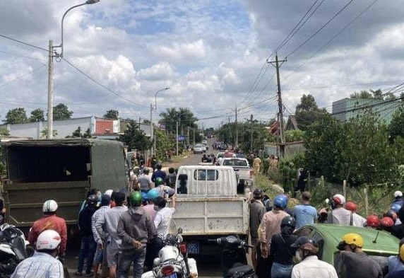 Cong an bat cuop,  co thu trong nha dan anh 1