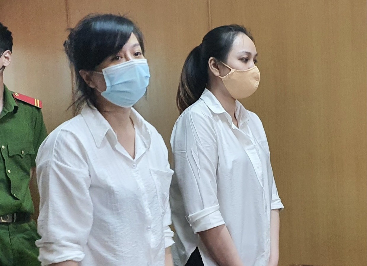 Nu bi cao thoat an tu hinh vi dang nuoi con nho hinh anh