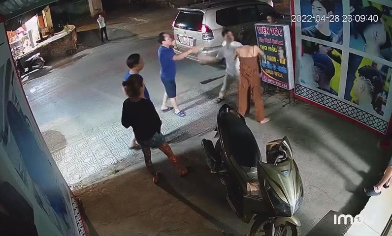 cán bộ phường nửa đêm đến nhà bắt người ảnh 1 can bo phuong nua dem den nha bat nguoi anh 1