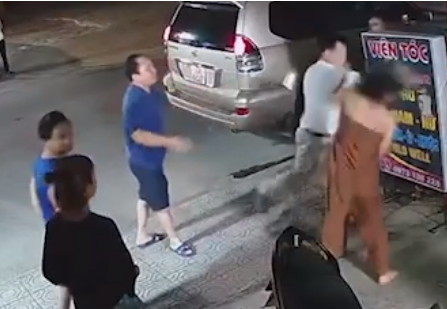 Xac minh vu can bo phuong nua dem den nha bat nguoi, danh phu nu hinh anh