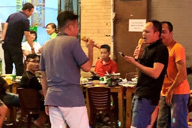 Hat karaoke dip Tet gay on ao co bi xu phat khong? hinh anh