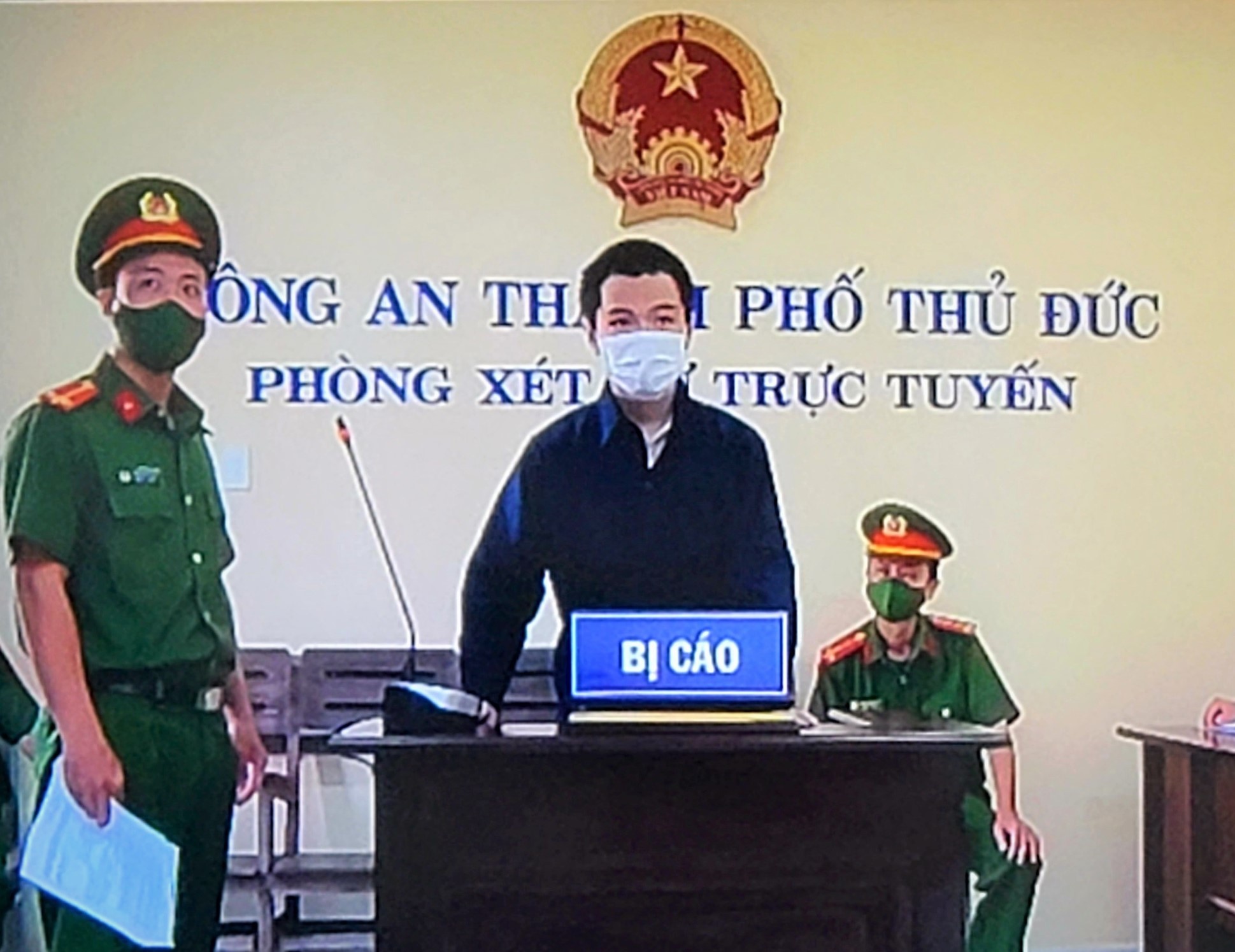 Dua bi cao dau tien o TP.HCM ra xet xu truc tuyen hinh anh