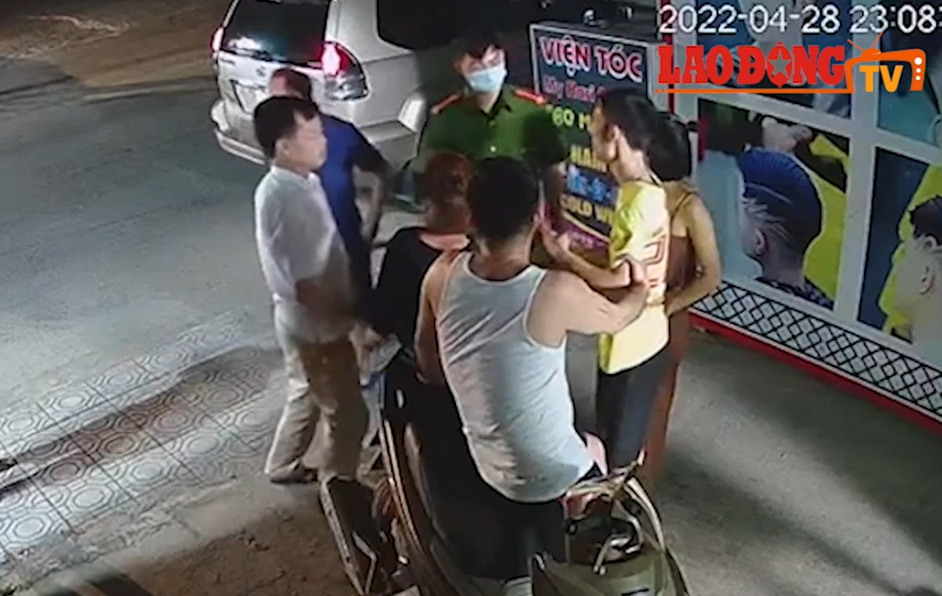 Camera ghi canh can bo phuong nua dem den nha bat nguoi, danh phu nu hinh anh