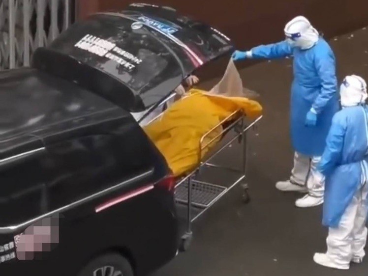 Mot cu gia o Trung Quoc con song suyt bi dua di hoa thieu hinh anh