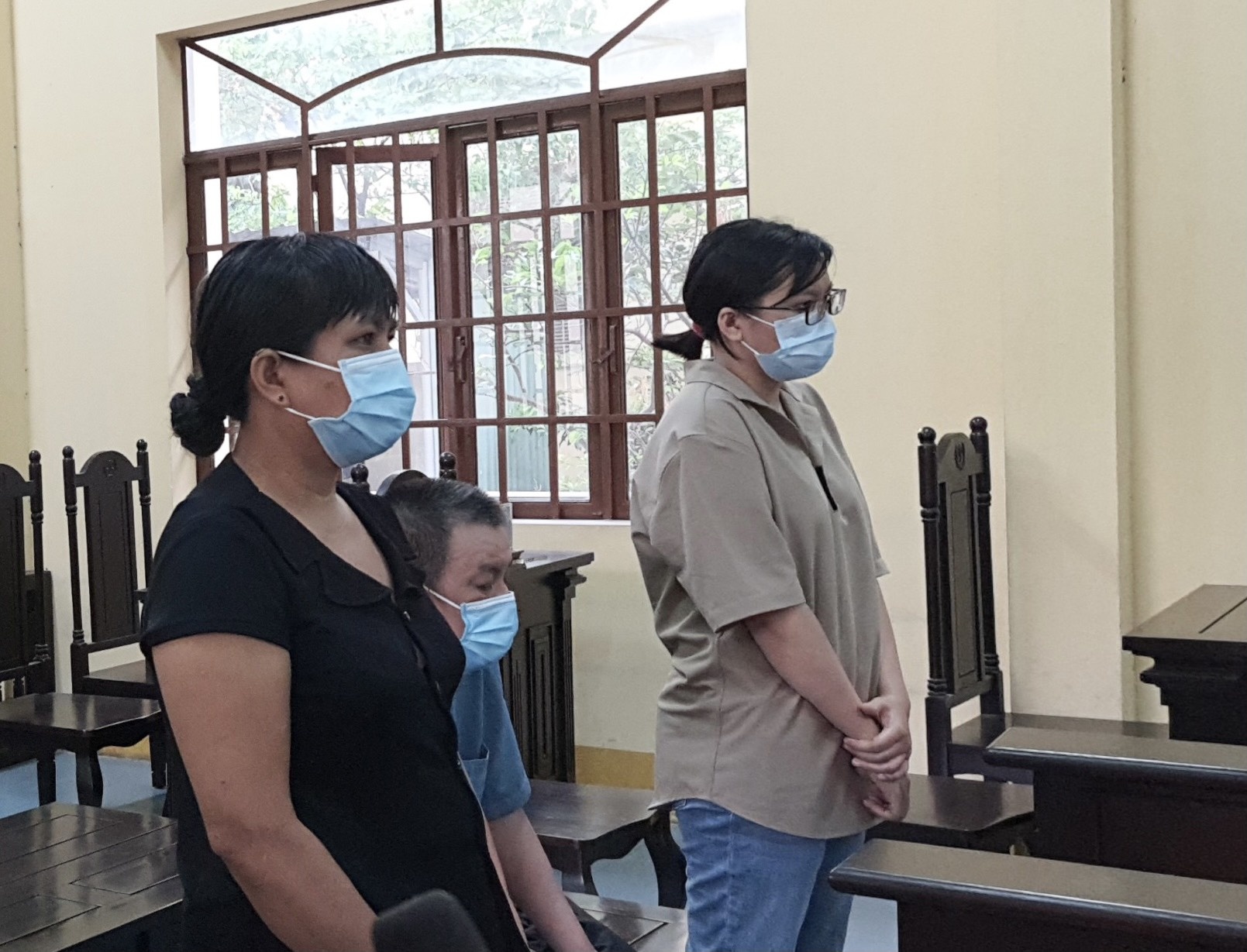 Cap vo chong va con gai o TP.HCM phai ngoi tu hinh anh