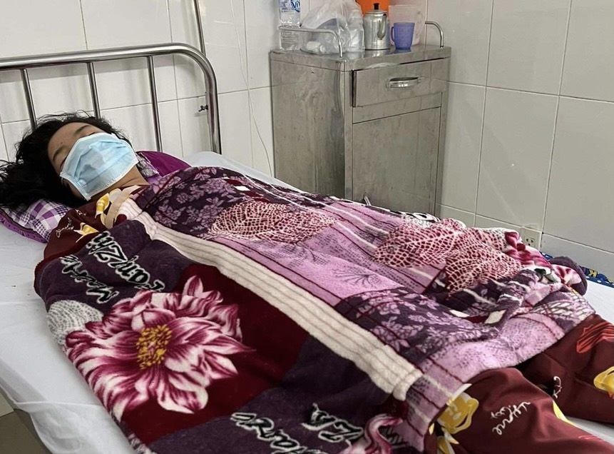 Mẹ thiếu nữ 16 tuổi bị cha dượng đánh gãy xương sườn nói gì? ảnh 1 Me thieu nu 16 tuoi bi cha duong danh gay xuong suon noi gi? anh 1