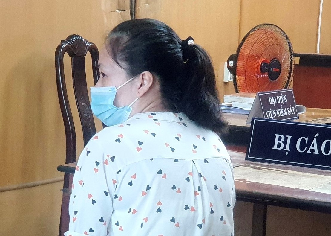 Trom tien cua cong ty cho nguoi tinh co bac,  nu thu quy linh 20 nam tu anh 1