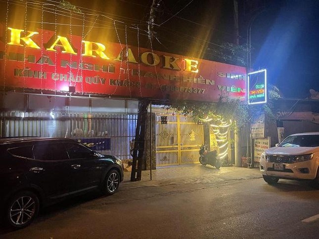 Canh sat bao vay tu diem mai dam, ma tuy nup bong quan karaoke hinh anh