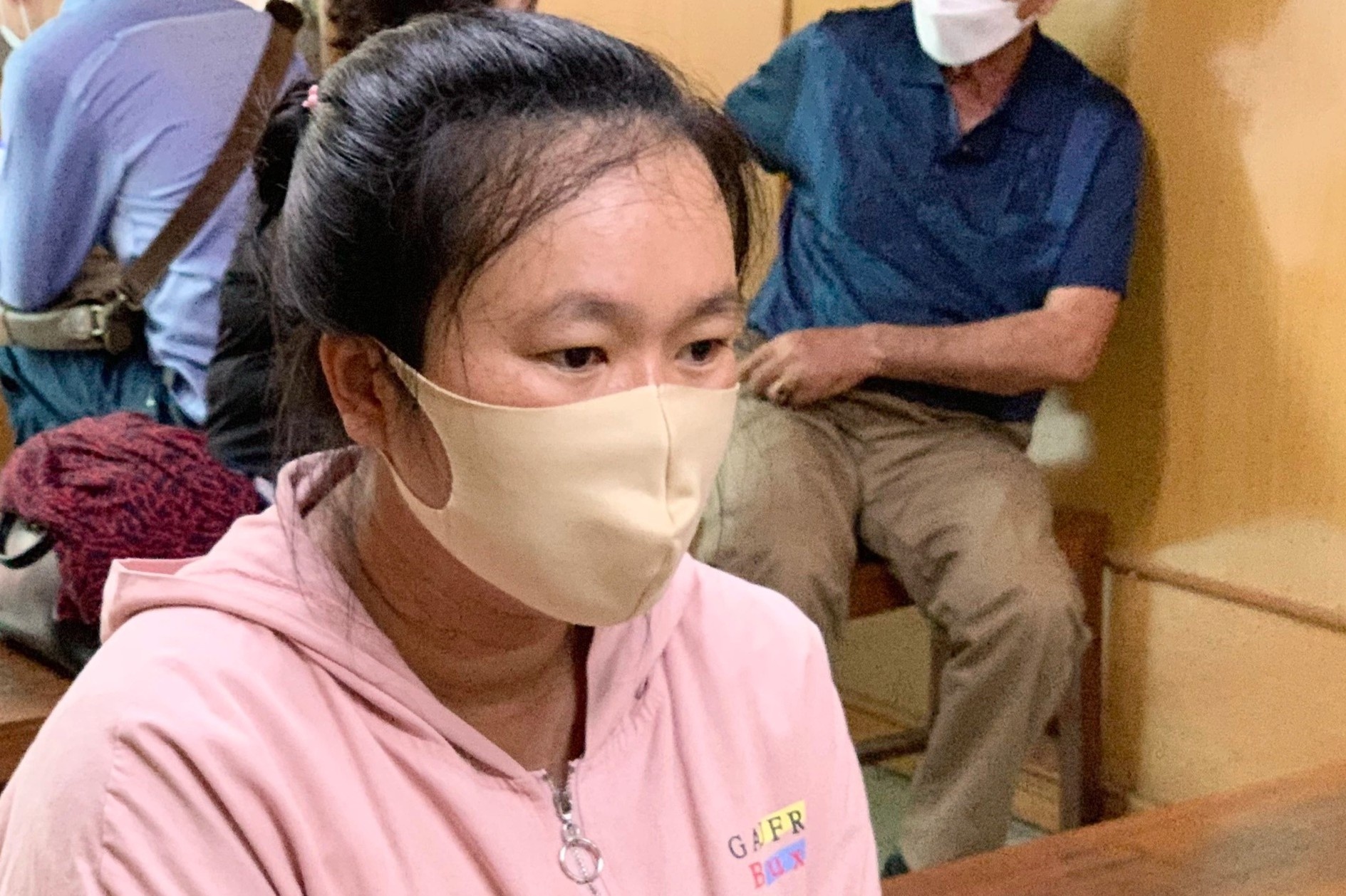 Nguoi phu nu dung day du siet co chu no hinh anh